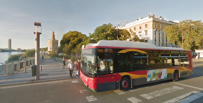 autobus con publicidad en Sevilla