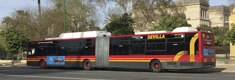 autobus articulado con publicidad