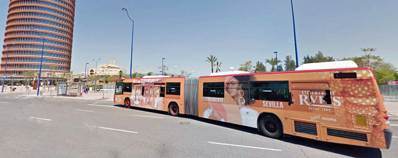 autobus articulado con publicidad en Torre Sevilla
